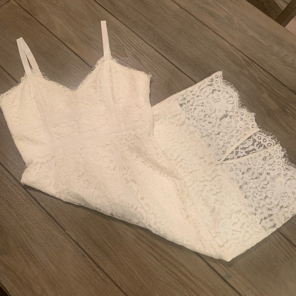 Beautiful White fitted lace dress (Lulu’s)
